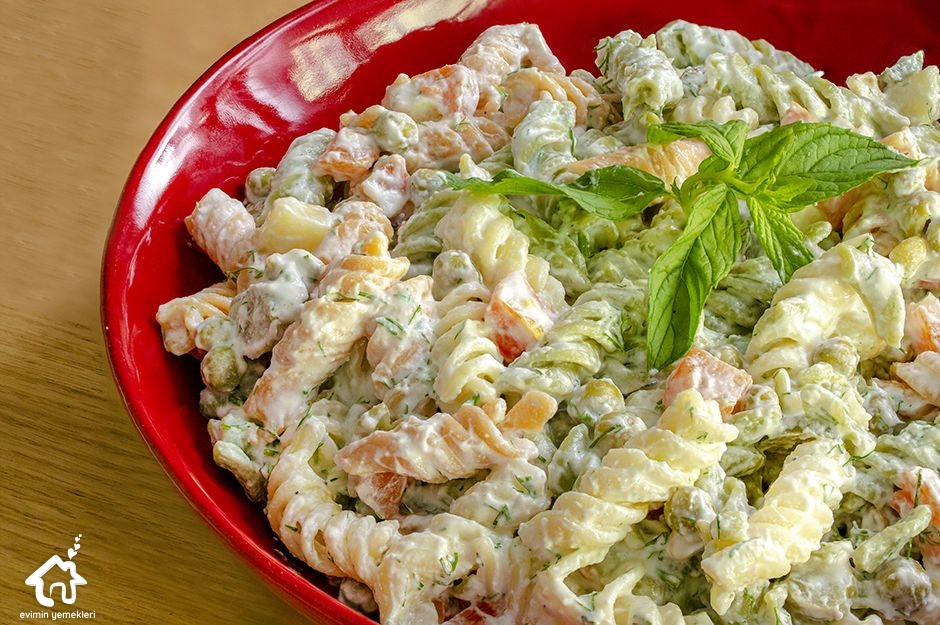 Hellim Peynirli Makarna Salatası Tarifi