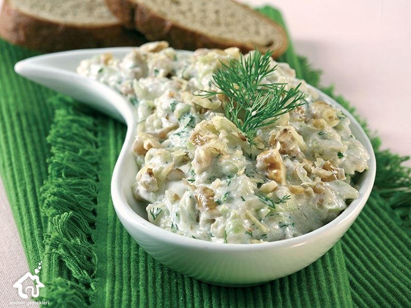 Cevizli yoğurtlu kabak salatası