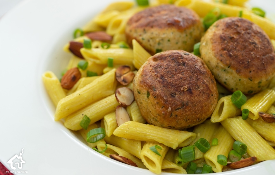Tavuk Köfteli Kremalı Makarna Tarifi